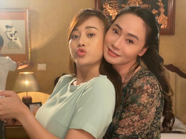 Hương Vị Tình Thân: lạ lùng bà Xuân ôm Nam thân thiết, mẹ mẹ con con