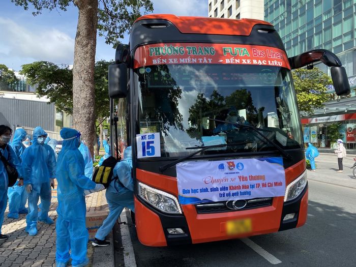 Cụ ông 76 tuổi thuê máy bay đưa 400 người về Quảng Nam tránh dịch