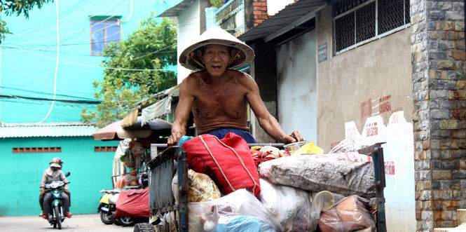 Cụ ông U90 dọn rác không lương suốt 20 năm, một ngày chỉ dám ăn 2 bữa