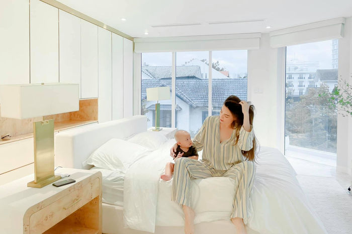 Cuộc sống mùa dịch của gia đình Hà Hồ trong biệt thự 30 tỷ
