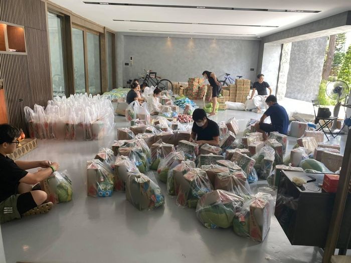 Sao Việt biến biệt thự thành kho chứa lương thực để tiếp tế bà con