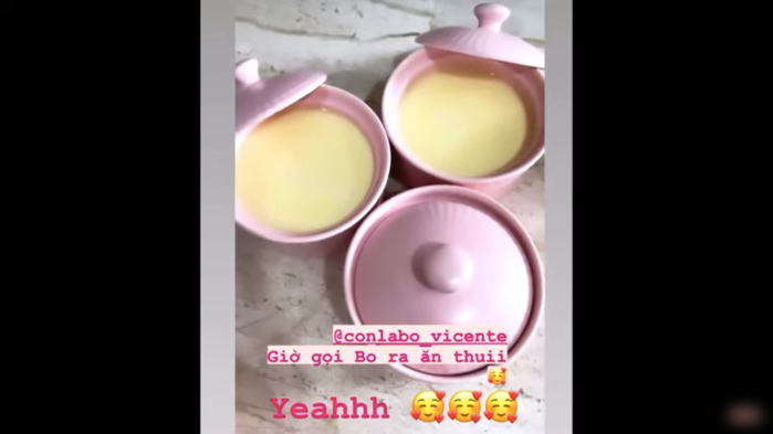 Cưng xỉu Bo Thúi vừa ăn vừa khen mẹ Hòa Minzy bánh flan nhon