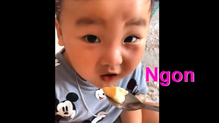 Cưng xỉu Bo Thúi vừa ăn vừa khen mẹ Hòa Minzy bánh flan nhon