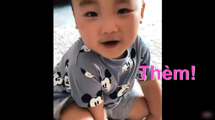 Cưng xỉu Bo Thúi vừa ăn vừa khen mẹ Hòa Minzy bánh flan nhon