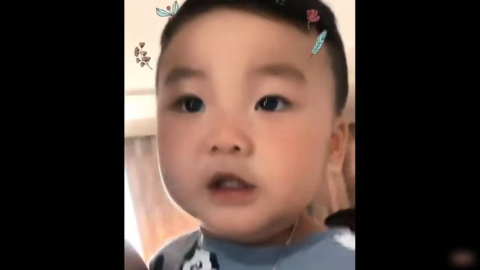 Cưng xỉu Bo Thúi vừa ăn vừa khen mẹ Hòa Minzy bánh flan nhon