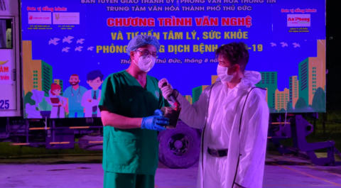 Đàm Vĩnh Hưng tặng học phí cho 100 học sinh khó khăn đến hết lớp 12