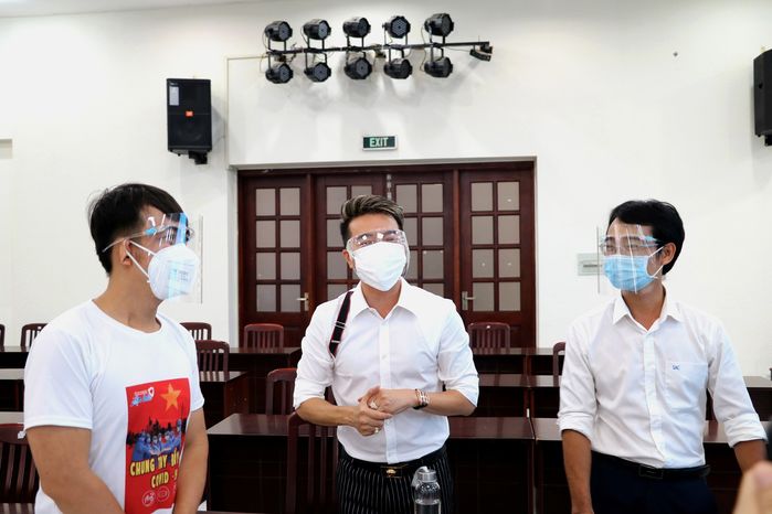 Đàm Vĩnh Hưng tặng học phí cho 100 học sinh khó khăn đến hết lớp 12