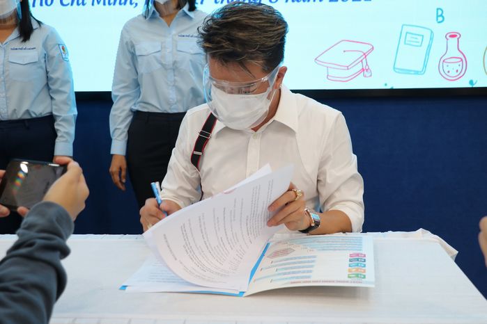 Đàm Vĩnh Hưng tặng học phí cho 100 học sinh khó khăn đến hết lớp 12