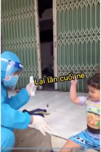 Đáng yêu mùa dịch: TNV chơi oẳn tù tì, gửi đồ uống để bé hợp tác