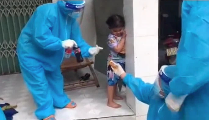 Đáng yêu mùa dịch: TNV chơi oẳn tù tì, gửi đồ uống để bé hợp tác
