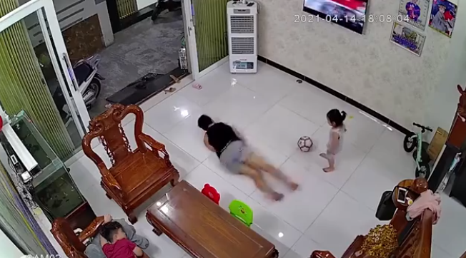 Đẻ con gái cho thùy mị, nết na, nhìn cảnh này thì sai quá sai