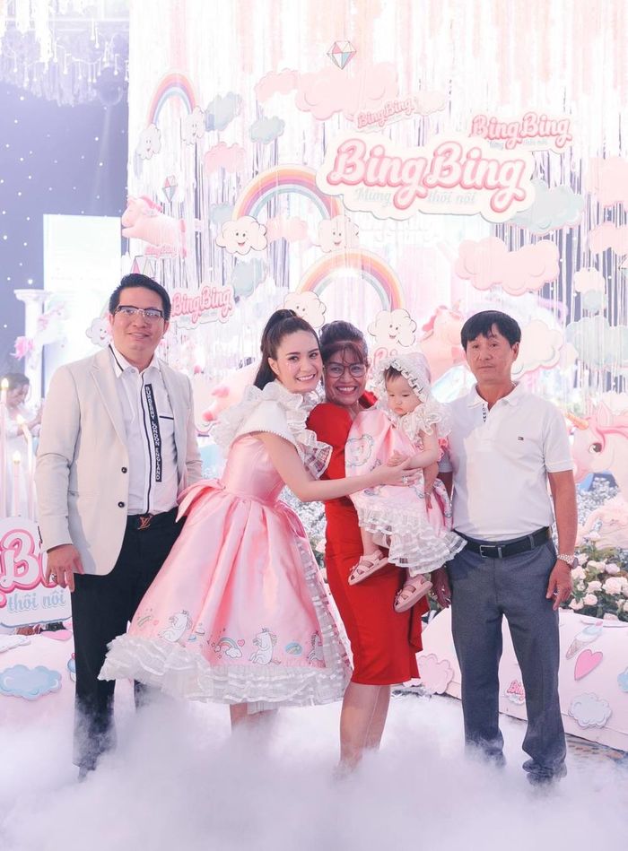 Di Băng báo hiếu bố mẹ: Mua biệt thự 300m2, tặng 20 tỷ để dưỡng già