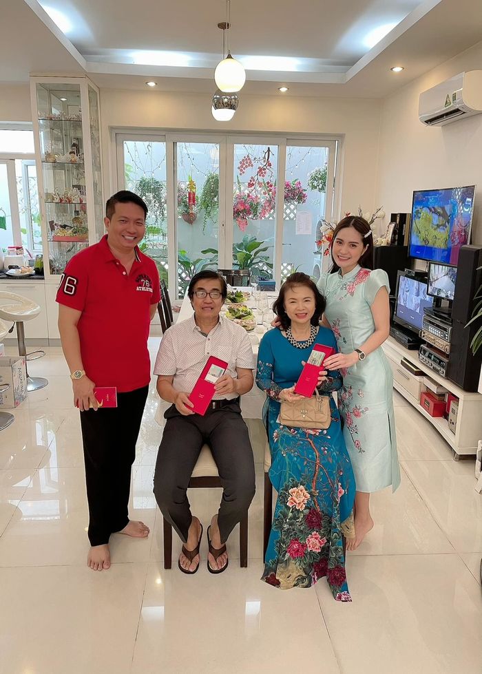 Di Băng báo hiếu bố mẹ: Mua biệt thự 300m2, tặng 20 tỷ để dưỡng già