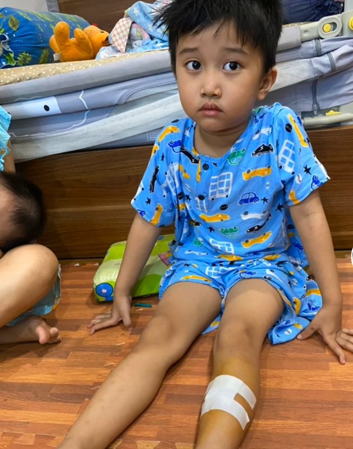 Thấy bố đứng trên bàn chăm cá lung lay, cậu bé chạy lại giữ chân ngay