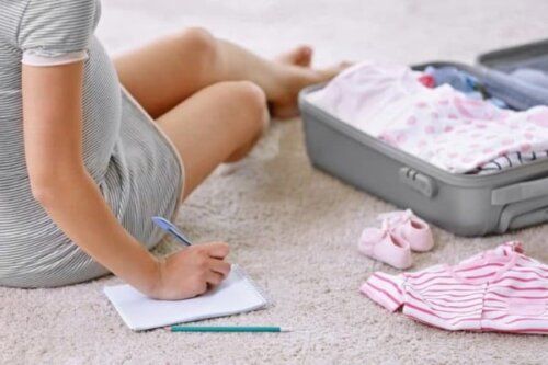Đi đẻ gặp ngay người yêu cũ đỡ đẻ, mẹ bầu chép miệng: Còn lạ gì đâu
