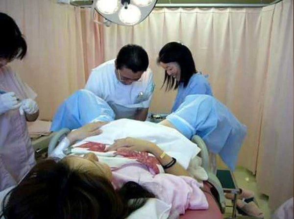 Đi đẻ gặp ngay người yêu cũ đỡ đẻ, mẹ bầu chép miệng: Còn lạ gì đâu