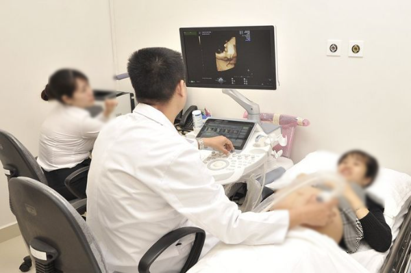 Đi đẻ gặp ngay người yêu cũ đỡ đẻ, mẹ bầu chép miệng: Còn lạ gì đâu