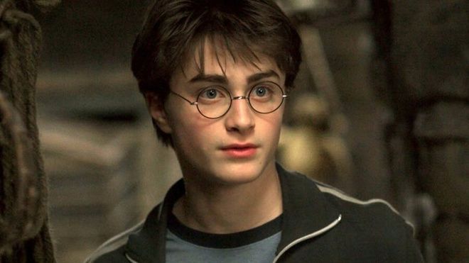 Cuộc sống hiện tại của Harry Potter: có bạn gái sang, xịn, mịn