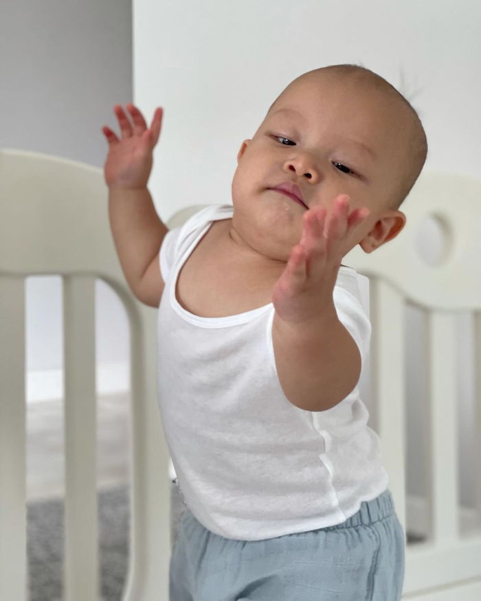 Đúng chuẩn con nhà nòi: Lisa mới 9 tháng tuổi đã mê tập yoga