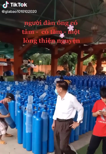 Gia đình bà Phương Hằng tiếp tục tặng hàng ngàn bình oxy cứu người