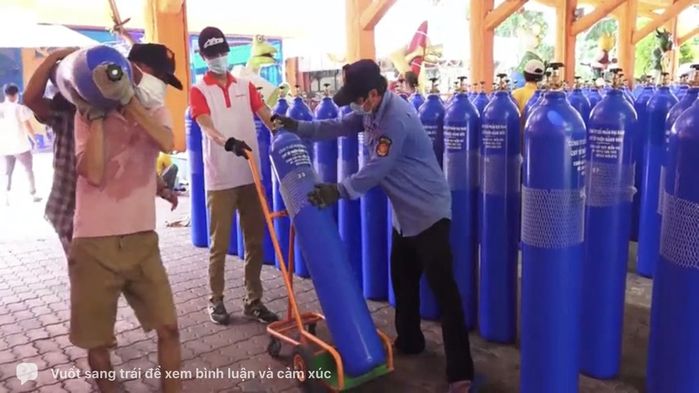 Gia đình bà Phương Hằng tiếp tục tặng hàng ngàn bình oxy cứu người