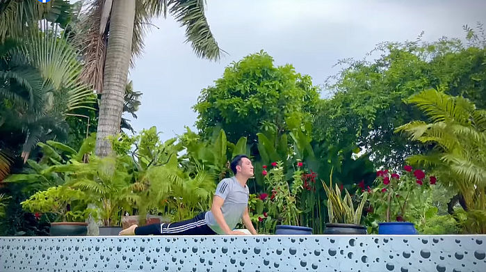 Giọng ca Dáng em hướng dẫn cách tập yoga với những động tác đơn giản