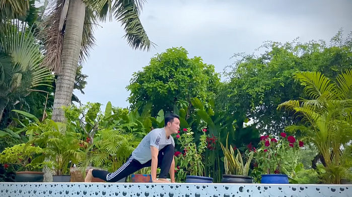 Giọng ca Dáng em hướng dẫn cách tập yoga với những động tác đơn giản