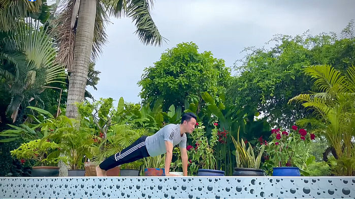 Giọng ca Dáng em hướng dẫn cách tập yoga với những động tác đơn giản