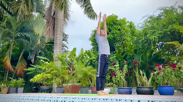 Giọng ca Dáng em hướng dẫn cách tập yoga với những động tác đơn giản