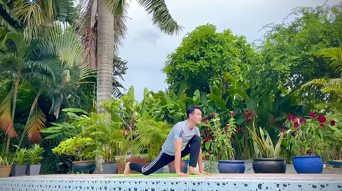 Giọng ca Dáng em hướng dẫn cách tập yoga với những động tác đơn giản