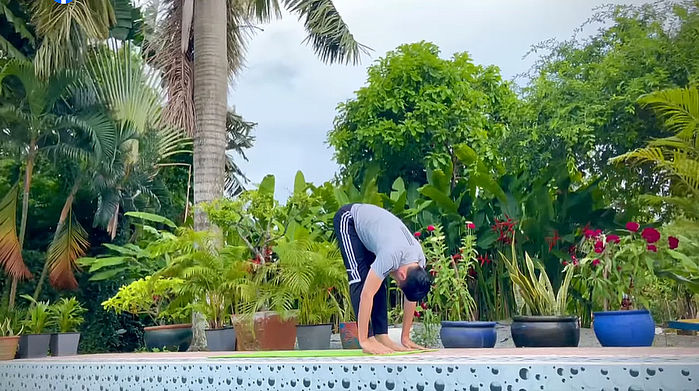 Giọng ca Dáng em hướng dẫn cách tập yoga với những động tác đơn giản
