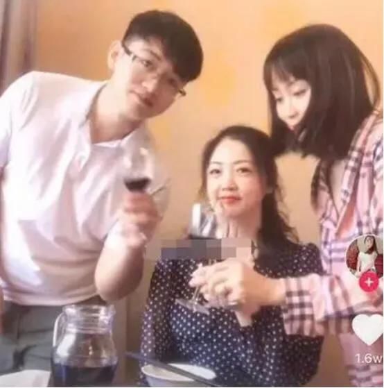 Giữ con giùm bạn thân, 17 năm sau hốt luôn chàng trai ấy làm chồng