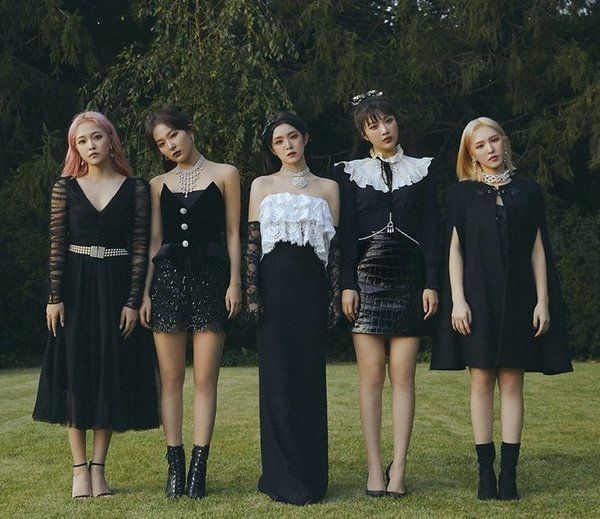 Gọi tên nhóm nhạc dị nhất Kpop: Có girl group quay cả cảnh nghĩa trang