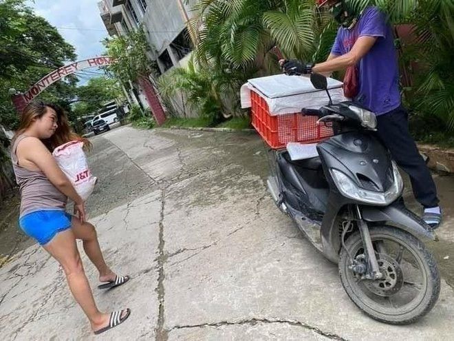 Gợi ý những pha tạo dáng 1 cú ăn ngay khi nhận hàng từ tay shipper