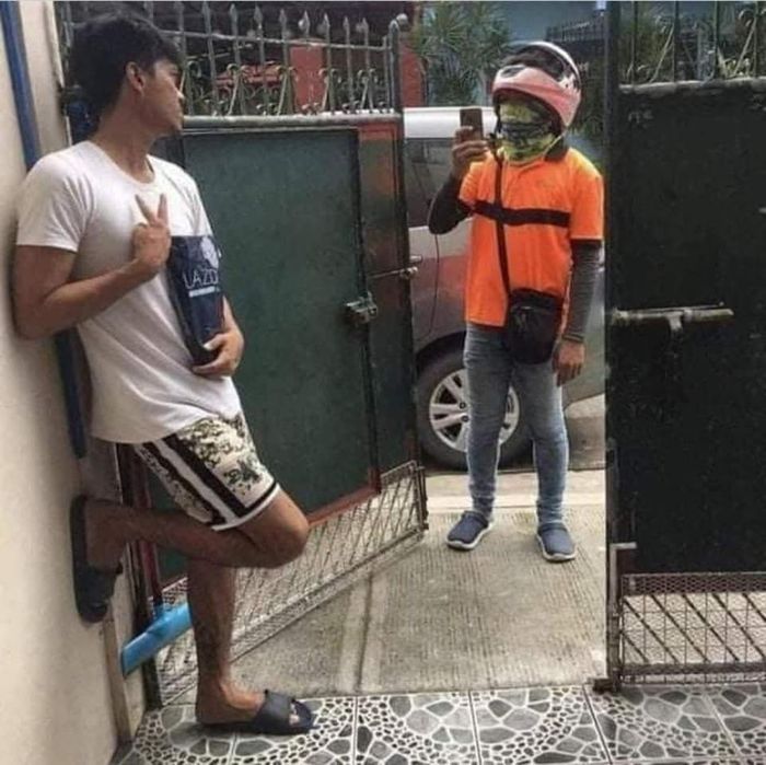 Gợi ý những pha tạo dáng 1 cú ăn ngay khi nhận hàng từ tay shipper