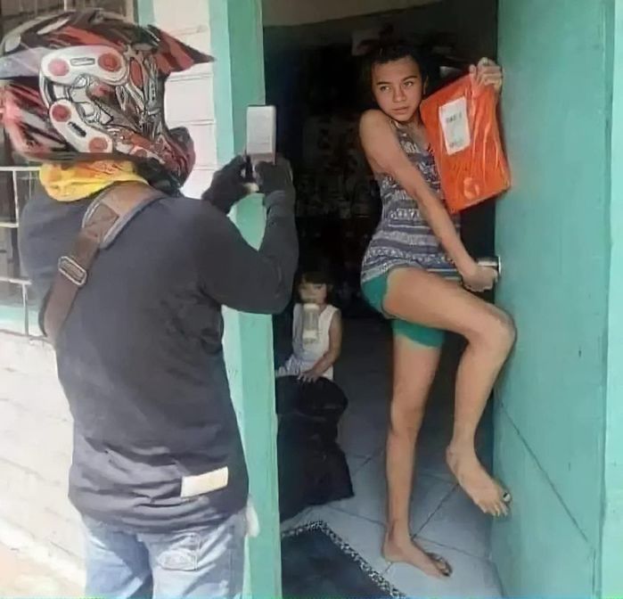 Gợi ý những pha tạo dáng 1 cú ăn ngay khi nhận hàng từ tay shipper