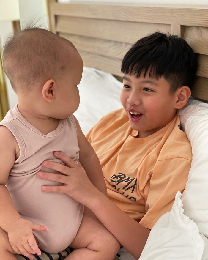 Lisa - Leon bám dính anh hai, cậu tư ú nu ú nần to ngang ngửa Subeo