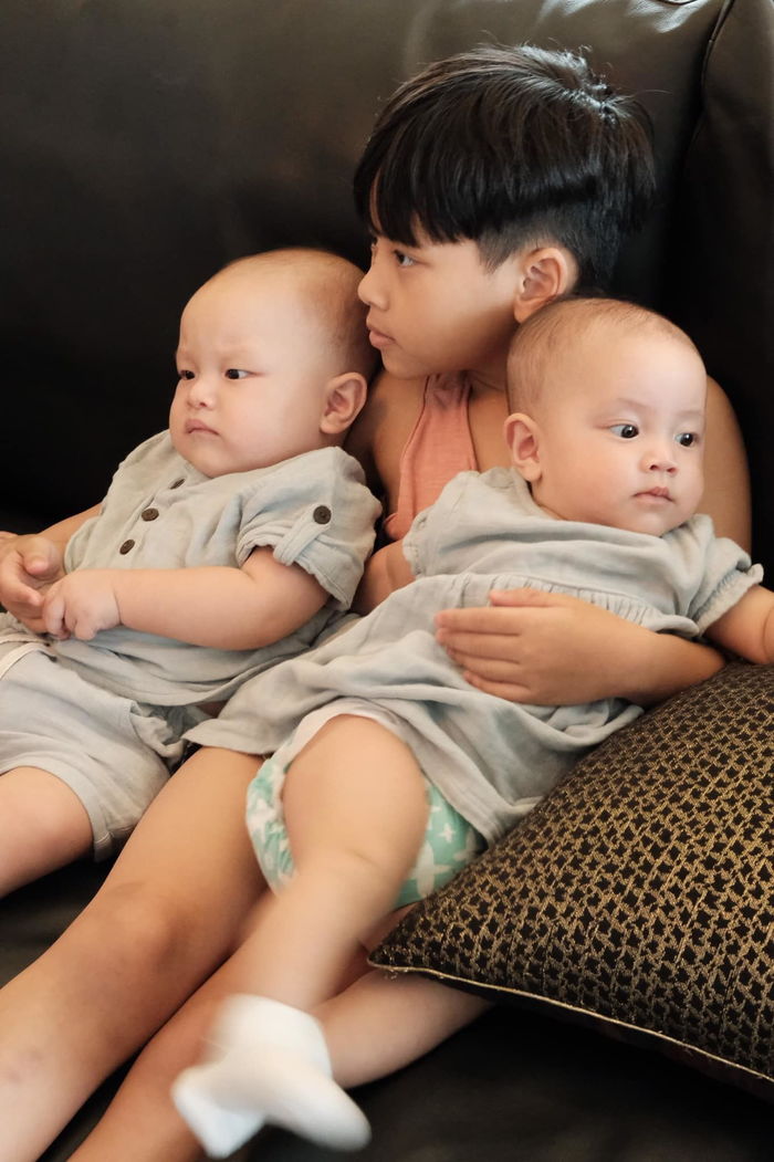 Lisa - Leon bám dính anh hai, cậu tư ú nu ú nần to ngang ngửa Subeo