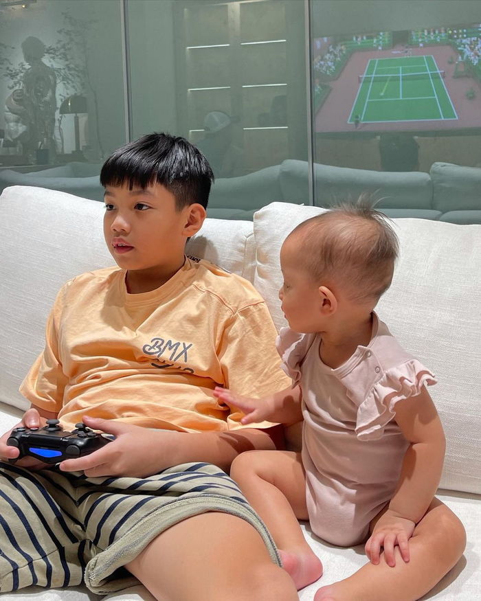 Lisa - Leon bám dính anh hai, cậu tư ú nu ú nần to ngang ngửa Subeo
