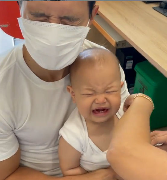 Hai thái cực đối lập của cặp song sinh nhà Hà Hồ khi đi tiêm ngừa