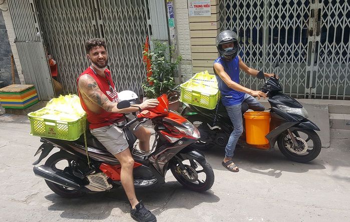 Hành động tử tế của người nước ngoài mùa dịch: Dạy thể hình miễn phí