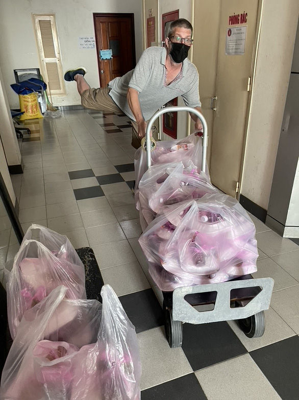 Hành động tử tế của người nước ngoài mùa dịch: Dạy thể hình miễn phí