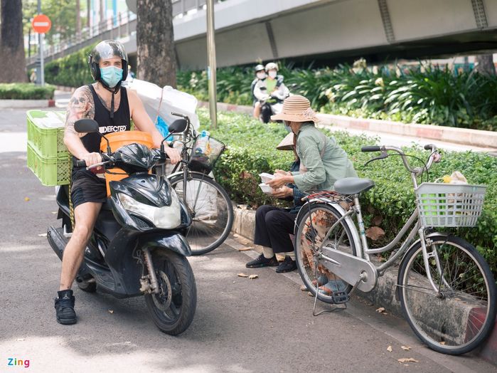 Hành động tử tế của người nước ngoài mùa dịch: Dạy thể hình miễn phí