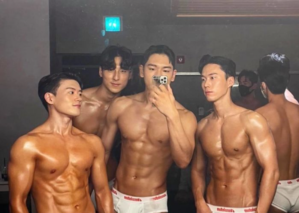 Hậu trường Nam vương Hàn: body như tượng tạc, mặt ngỡ đúc từ một khuôn