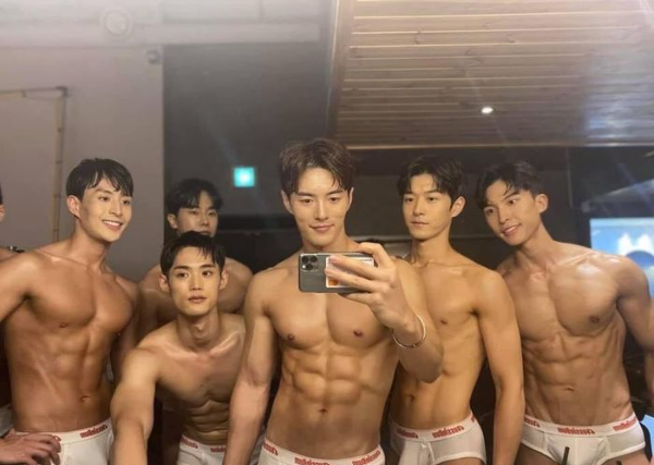 Hậu trường Nam vương Hàn: body như tượng tạc, mặt ngỡ đúc từ một khuôn
