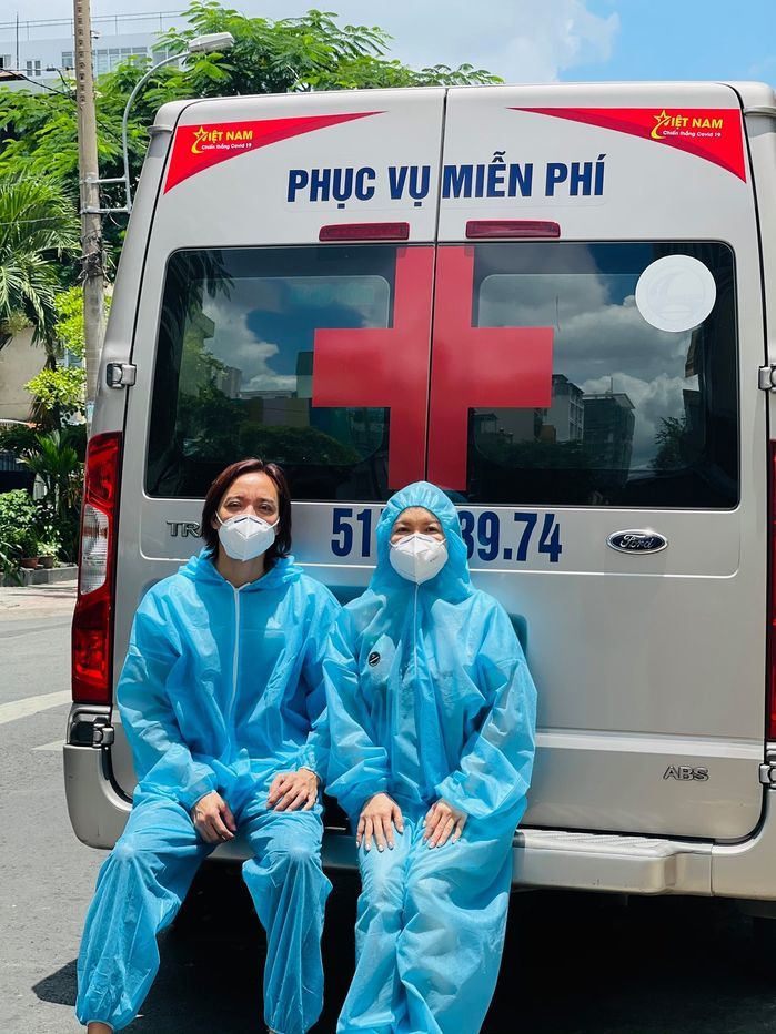 Việt Hương giúp Phi Nhung chuyển viện trong đêm: chị như bồ tát sống