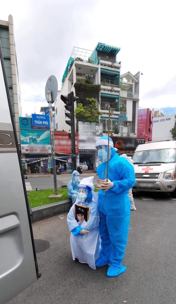 Việt Hương giúp Phi Nhung chuyển viện trong đêm: chị như bồ tát sống