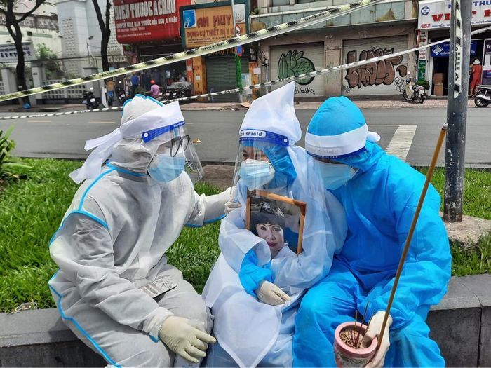 Việt Hương giúp Phi Nhung chuyển viện trong đêm: chị như bồ tát sống