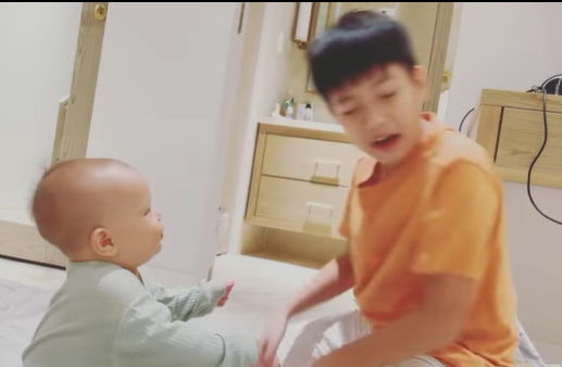 Hết thánh meme, Leon nhà Hà Hồ lại có thêm biệt danh mới