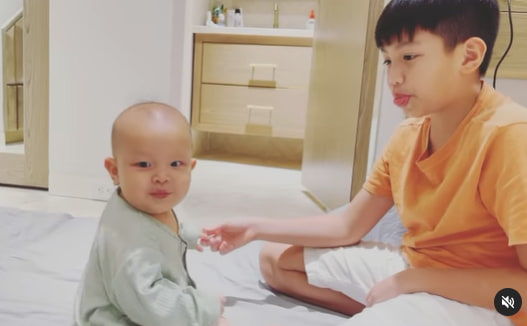 Hết thánh meme, Leon nhà Hà Hồ lại có thêm biệt danh mới